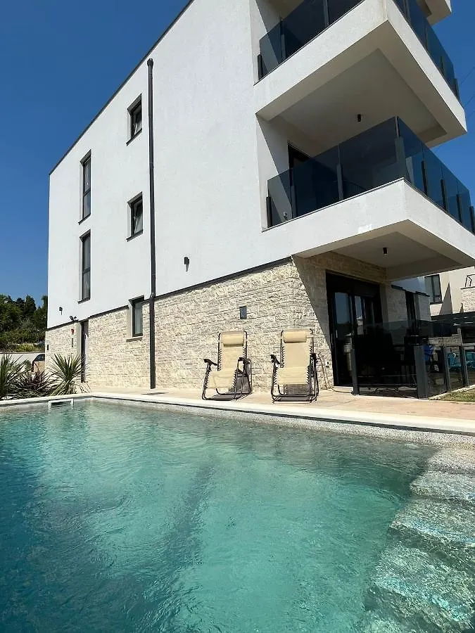 J&N Hill'S Residence With Swimming Pool Medulin